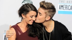 Justin Bieber Kissing Pattie Mallette wallpaper